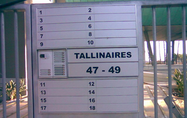 Cartell del nou edifici d'oficines situat al carrer Tellinaires de Gavà Mar on erròniament s'indica tAllinaires (15 de setembre de 2008)